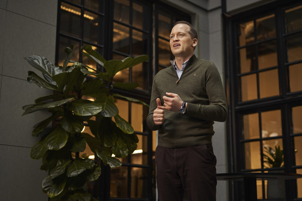 Magnus Strømnes Bøe holder foredrag om mediebyrå-tjenester.