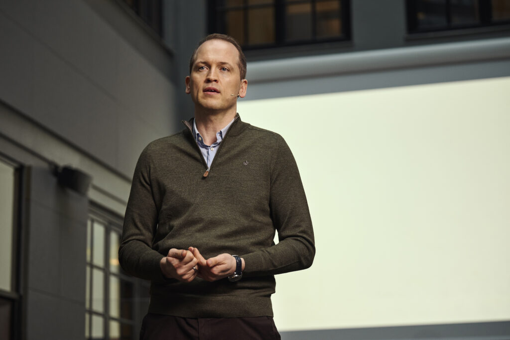 Magnus Strømnes Bøe holder foredrag om SEO, AEO og GEO.